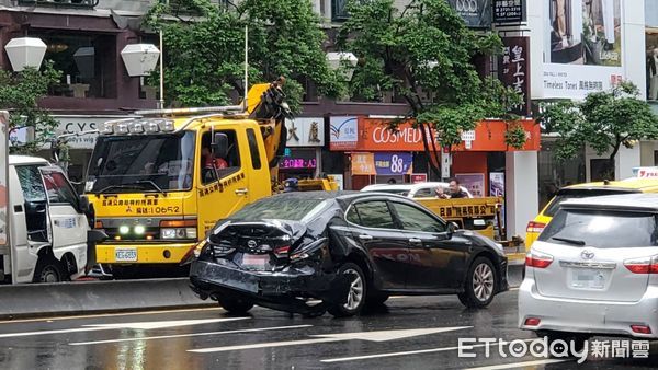 ▲▼台北市大安區忠孝東路四段，貨車與多元計程車發生車禍             。（圖／記者黃彥傑攝）