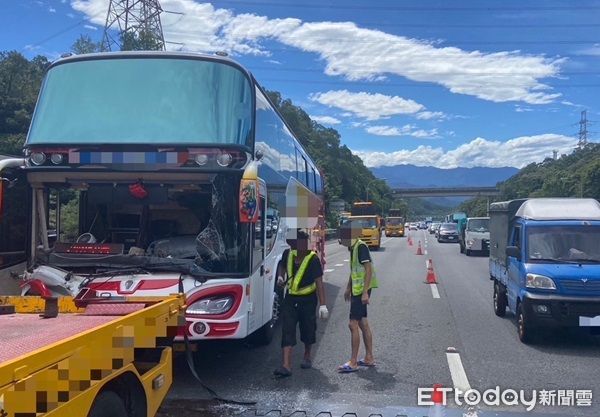 ▲呂姓男子駕駛遊覽車疑未注意車前狀況追撞前車，致該車再踫撞前車的3車車禍。（圖／國道公路警察局提供）