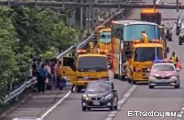 ▲遊覽車乘客於現場由接駁車接送離開，現場無人受傷。（圖／國道公路警察局提供）