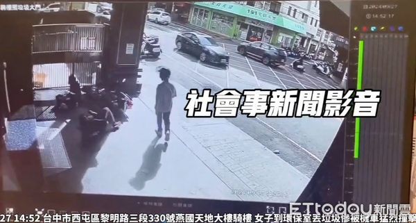 ▲超衰！少年「右小指」勾到機車，她社區樓下丟垃圾被撞倒。（圖／社會事影音提供）