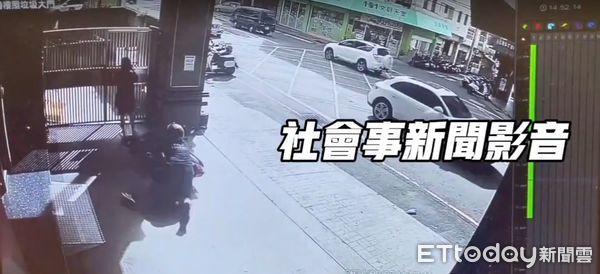 ▲超衰！少年「右小指」勾到機車，她社區樓下丟垃圾被撞倒。（圖／社會事影音提供）