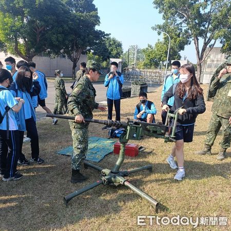 ▲113年全民國防教育傑出貢獻獎得主揭曉：南投高中榮獲團體獎，該校生輔組長教官陳協笙及縣府教育處職員余文麟皆獲頒個人獎。（圖／南投縣政府提供）