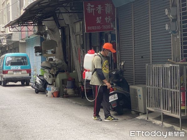 ▲北港鎮在接獲國家衛生研究院的監測結果後，針對高風險里區域加強孳生源清除，易積水的廢棄輪胎打洞避免積水。（圖／記者蔡佩旻翻攝）