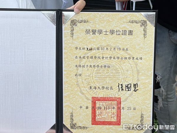 ▲校方頒給東海女大生榮譽畢業證書。（圖／記者鄧木卿攝）