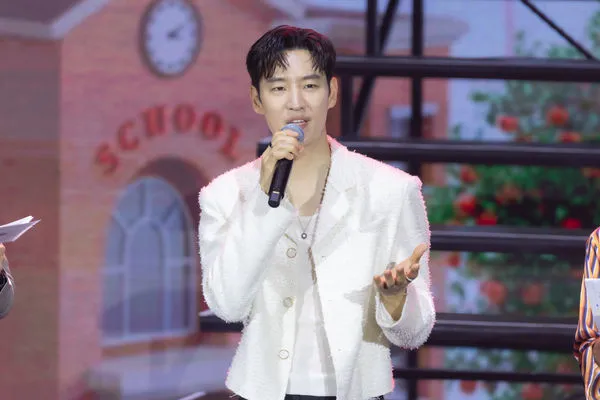 ▲李帝勳寵粉下跪了　大喊：我不想下班。（圖／優勢力娛樂提供）