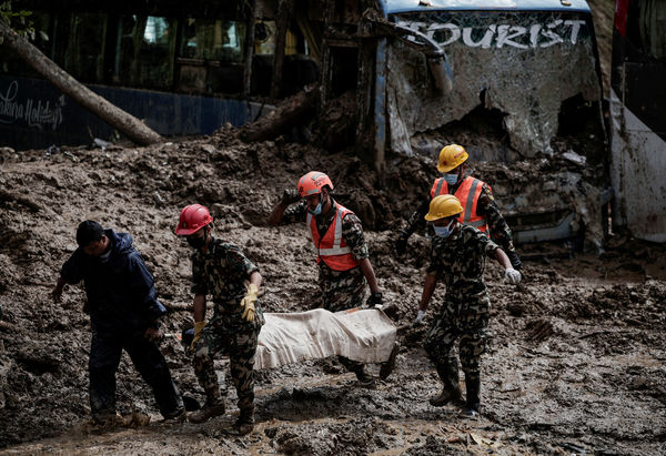 ▲▼尼泊爾豪雨土石流129人死，救援人員從客車殘骸中找到了遇難者的屍體。（圖／路透）