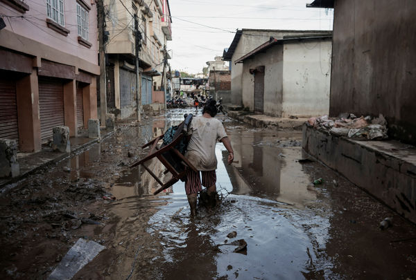 ▲▼尼泊爾連降兩天豪雨引發土石流和洪水災情，導致129人死亡、62人失蹤。（圖／路透）