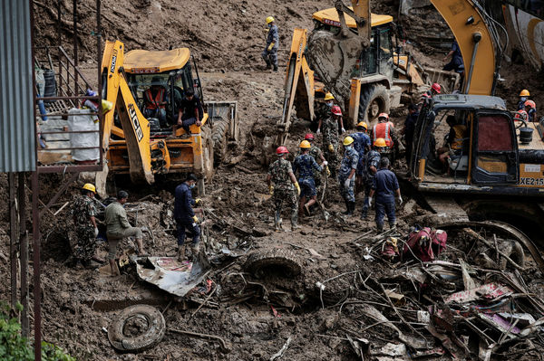 ▲▼尼泊爾豪雨土石流129人死，救援人員從客車殘骸中尋找遇難者。（圖／路透）