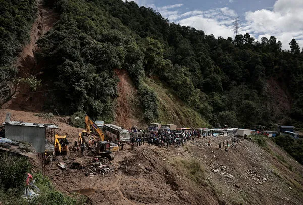 ▲▼尼泊爾豪雨土石流129人死，救援人員從客車殘骸中尋找遇難者。（圖／路透）