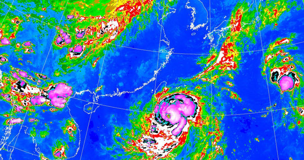 山陀兒颱風持續逼近台灣，預測從屏東登陸。（圖／中央氣象署）