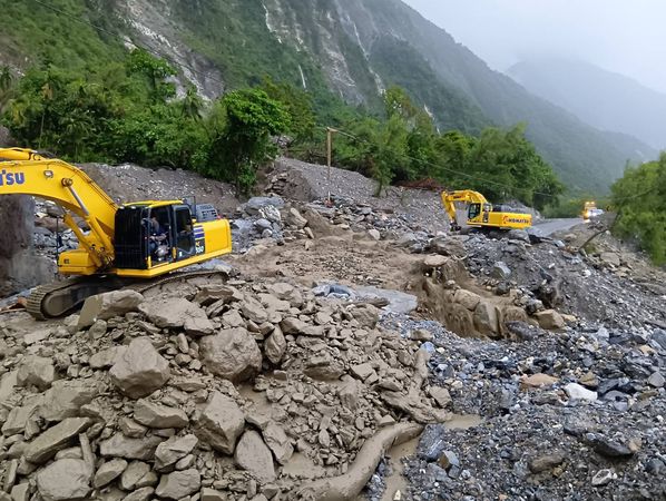 ▲▼台9線蘇花公路今出現土石流。（圖／公路局提供）