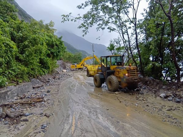 ▲▼台9線蘇花公路今出現土石流。（圖／公路局提供）