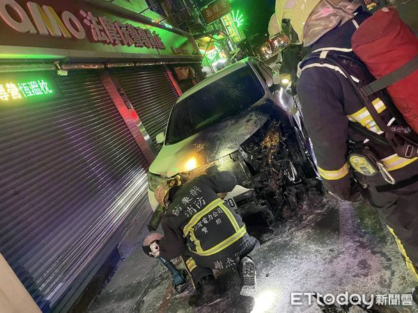 ▲休旅車在路邊怠速時，引擎室突然冒煙，消防人車抵達時協助降溫。（圖／記者楊永盛翻攝）