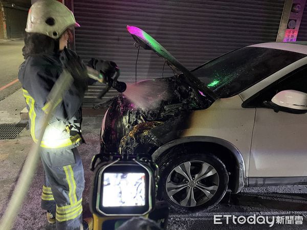 ▲休旅車在路邊怠速時，引擎室突然冒煙，消防人車抵達時協助降溫。（圖／記者楊永盛翻攝）