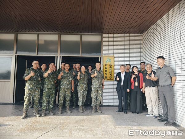 ▲崑山科技大學攜手陸軍第八軍團五四工兵群（神斧部隊）簽署「策略聯盟意向書」，並為該校於營區所設立的「營區教學點」揭牌。（圖／記者林東良翻攝，下同）