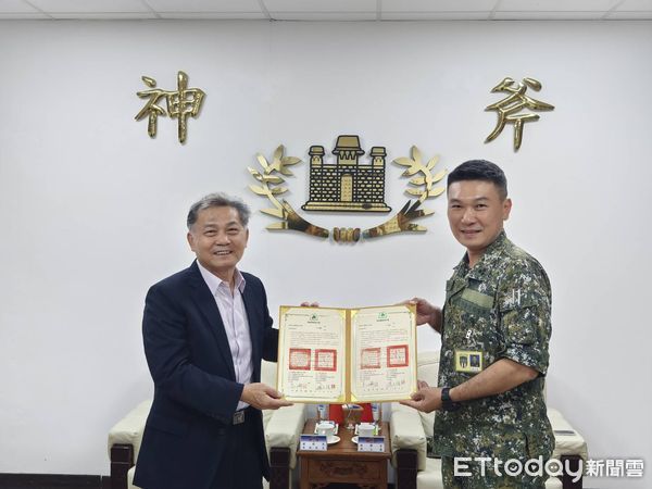 ▲崑山科技大學攜手陸軍第八軍團五四工兵群（神斧部隊）簽署「策略聯盟意向書」，並為該校於營區所設立的「營區教學點」揭牌。（圖／記者林東良翻攝，下同）