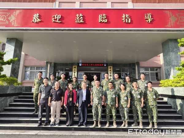 ▲崑山科技大學攜手陸軍第八軍團五四工兵群（神斧部隊）簽署「策略聯盟意向書」，並為該校於營區所設立的「營區教學點」揭牌。（圖／記者林東良翻攝，下同）