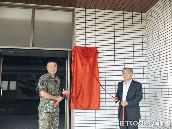 ▲崑山科技大學攜手陸軍第八軍團五四工兵群（神斧部隊）簽署「策略聯盟意向書」，並為該校於營區所設立的「營區教學點」揭牌。（圖／記者林東良翻攝，下同）