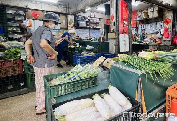 ▲颱風來襲，消費者到市場搶菜囤貨。（圖／記者楊惠琪攝）