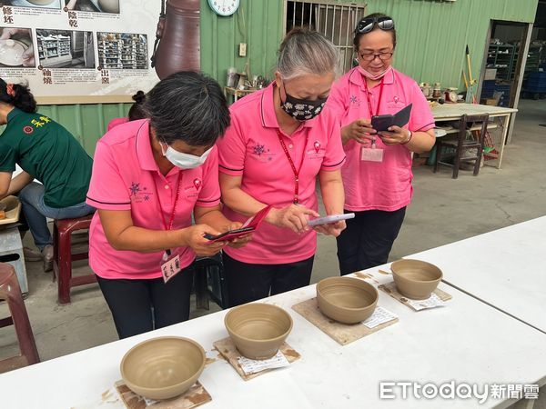 ▲嘉南藥理大學高齡福祉養生管理系的師生近日與台南市車仔寮關懷協會攜手，帶領社區長輩們前往采青窯，展開一場以手拉坏藝術為主題的輔療活動。（圖／記者林東良翻攝，下同）