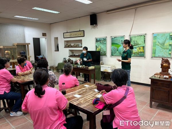 ▲嘉南藥理大學高齡福祉養生管理系的師生近日與台南市車仔寮關懷協會攜手，帶領社區長輩們前往采青窯，展開一場以手拉坏藝術為主題的輔療活動。（圖／記者林東良翻攝，下同）