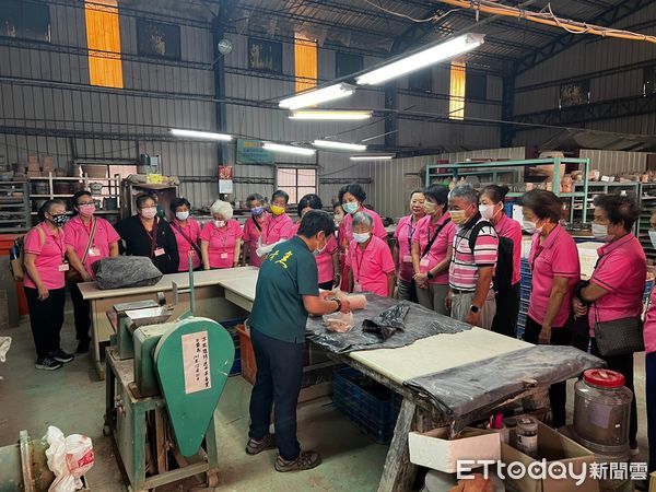 ▲嘉南藥理大學高齡福祉養生管理系的師生近日與台南市車仔寮關懷協會攜手，帶領社區長輩們前往采青窯，展開一場以手拉坏藝術為主題的輔療活動。（圖／記者林東良翻攝，下同）