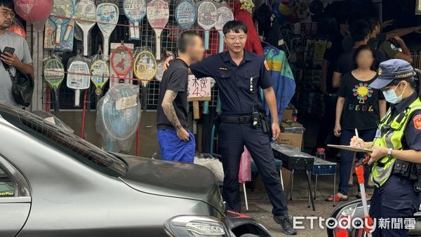 ▲新北市板橋區車禍，小客車疑追賓士波及2車，行人遭壓車底。（圖／記者陳以昇攝，下同）