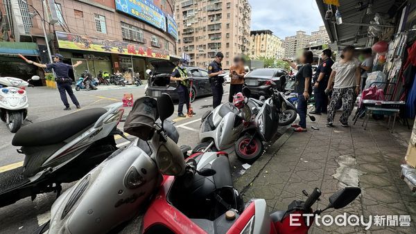 ▲新北市板橋區車禍，小客車疑追賓士波及2車，行人遭壓車底。（圖／記者陳以昇攝，下同）