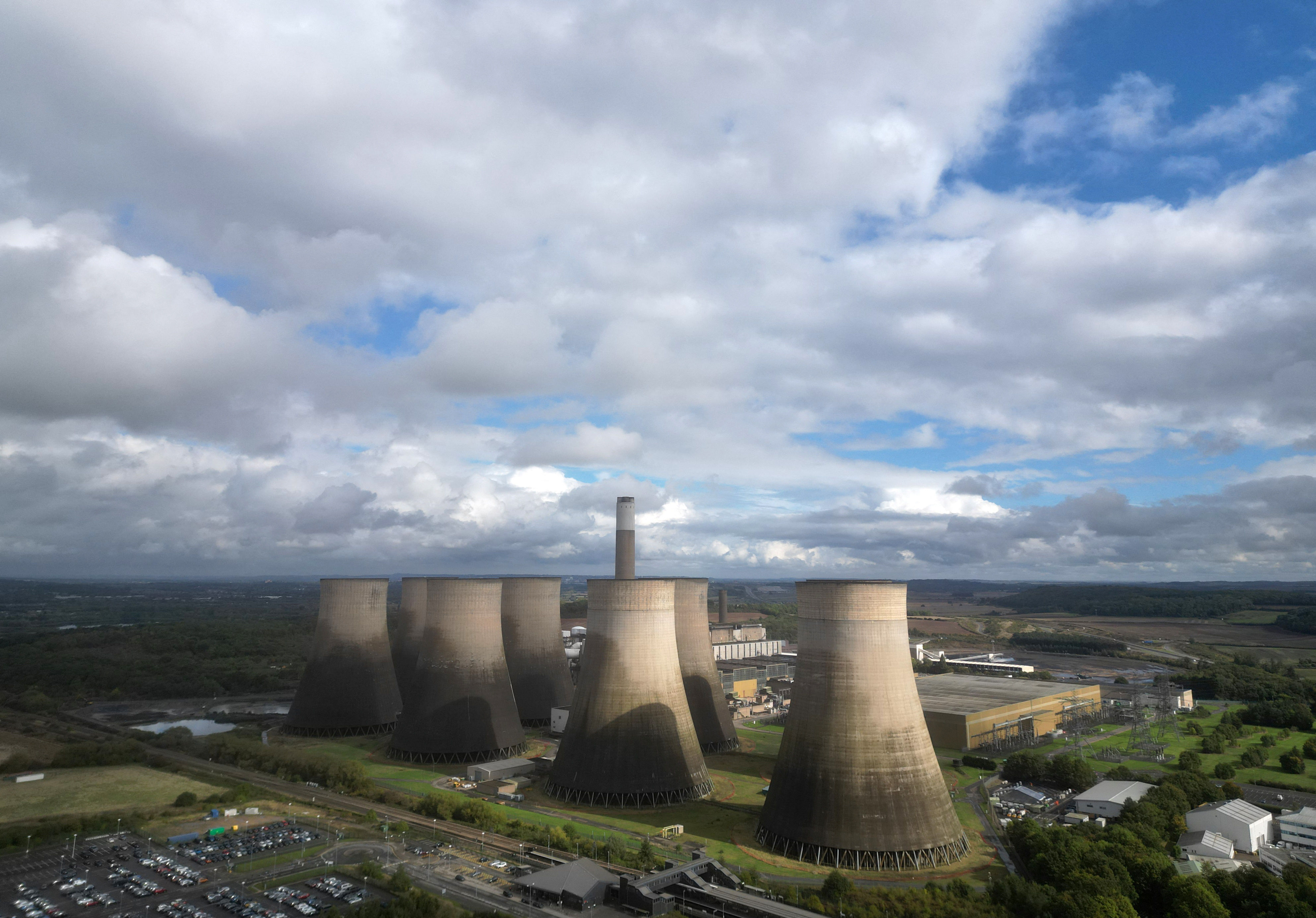 ▲英國最後一座燃煤電廠拉特克利夫發電廠正式關閉。（圖／路透）