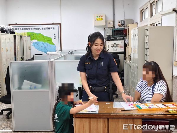 ▲▼   失蹤女家庭生活陷困頓　中埔暖警急難救助展愛心    。（圖／中埔分局提供）