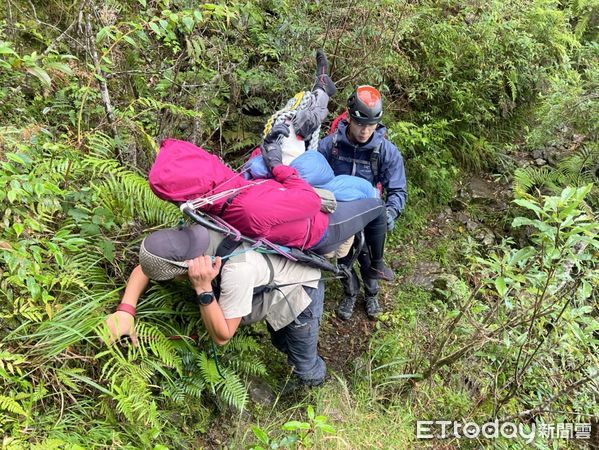 ▲▼ 女山友摔落雙龍林道大腿骨折            。（圖／記者高堂堯翻攝）