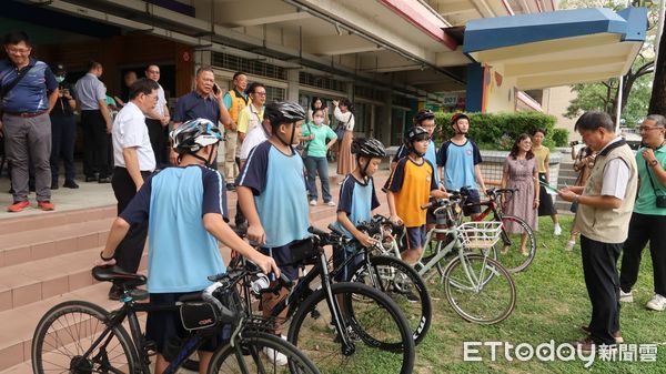 ▲台南市新興國中創新推出包含筆試與路考的「腳踏車考照」服務，通過者可取得學校精心設計的自行車牌，全方位落實交通安全教育，確保學生安全。（圖／記者林東良翻攝，下同）