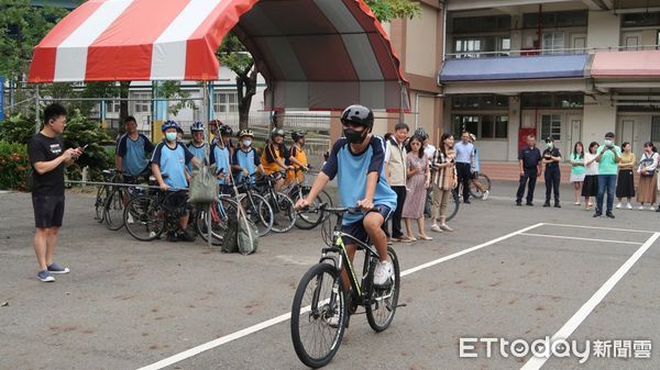 ▲台南市新興國中創新推出包含筆試與路考的「腳踏車考照」服務，通過者可取得學校精心設計的自行車牌，全方位落實交通安全教育，確保學生安全。（圖／記者林東良翻攝，下同）