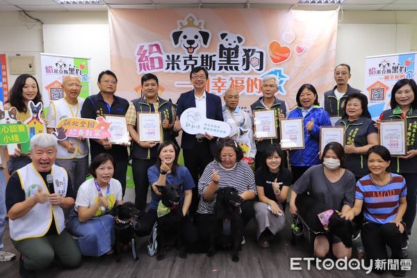 ▲一整排帥歐告站出來！打破「黑狗不吉利」迷信　飼主讚忠心又聰明（圖／新北市動保處提供）