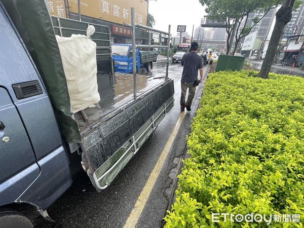 ▲▼葉男疑似天雨路滑，撞進分隔島並波及對向小貨車。（圖／記者陸運陞翻攝）