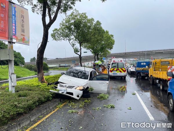 ▲▼葉男疑似天雨路滑，撞進分隔島並波及對向小貨車。（圖／記者陸運陞翻攝）