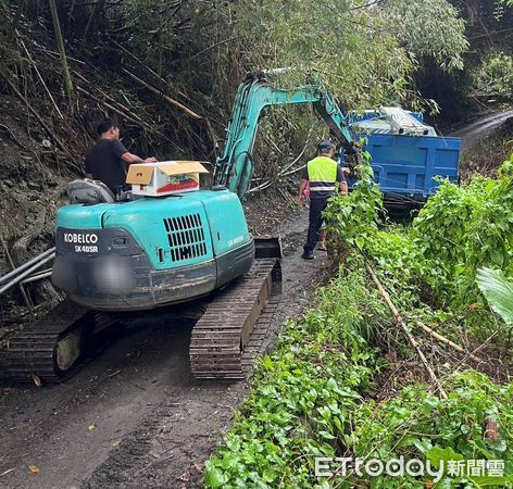 ▲3噸半貨車車輪陷落山壁，信義分局員警協助道路救援。（圖／記者高堂堯翻攝）