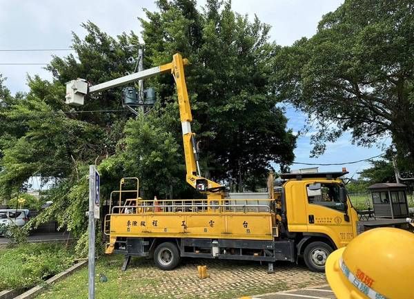 ▲中颱山陀兒來襲，台電桃園區處加強樹修戒備防颱