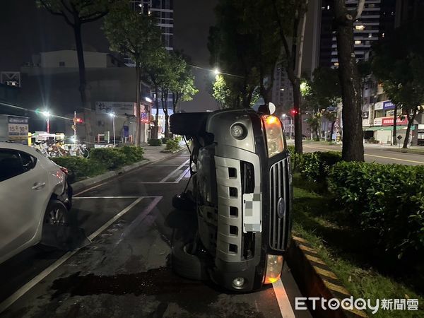 ▲高雄左營發生一起3車車禍事故，其中肇事車輛側立路中。（圖／記者吳奕靖翻攝）