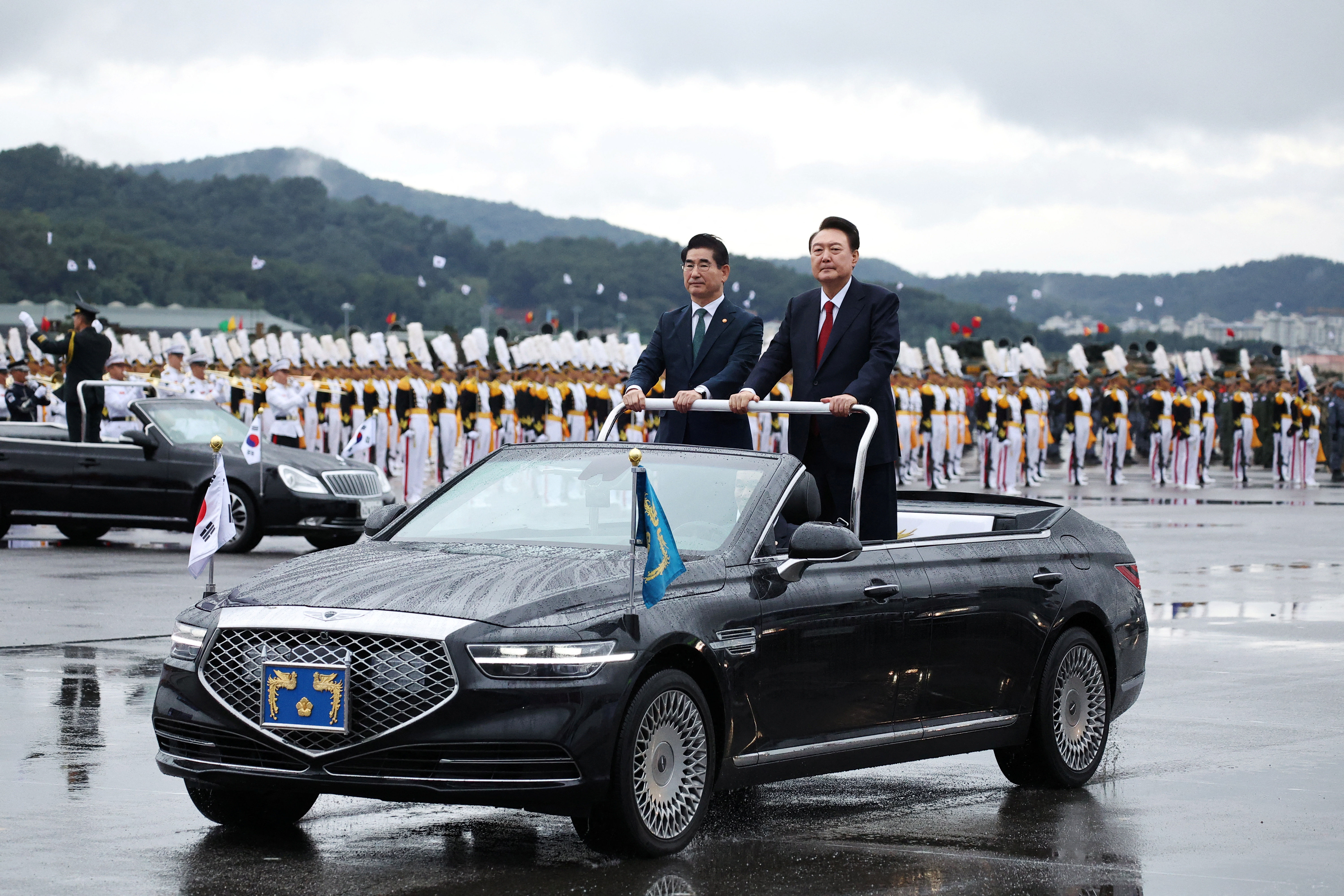 ▲▼尹錫悅與國防部長金龍顯登上閱兵車。（圖／路透）