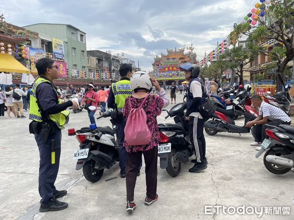 ▲東港警分局幫李姓婦人找回錢包等物             。（圖／記者陳崑福翻攝）