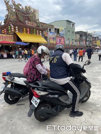 ▲東港警分局幫李姓婦人找回錢包等物             。（圖／記者陳崑福翻攝）