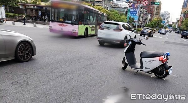 ▲▼機車騎士提早起步搶快，導致被公車擊落不治身亡。(圖／記者邱中岳翻攝）