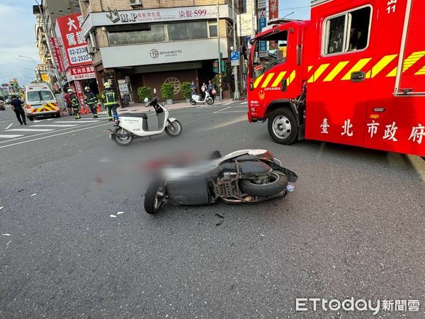 ▲▼機車騎士提早起步搶快，導致被公車擊落不治身亡。(圖／記者邱中岳翻攝）