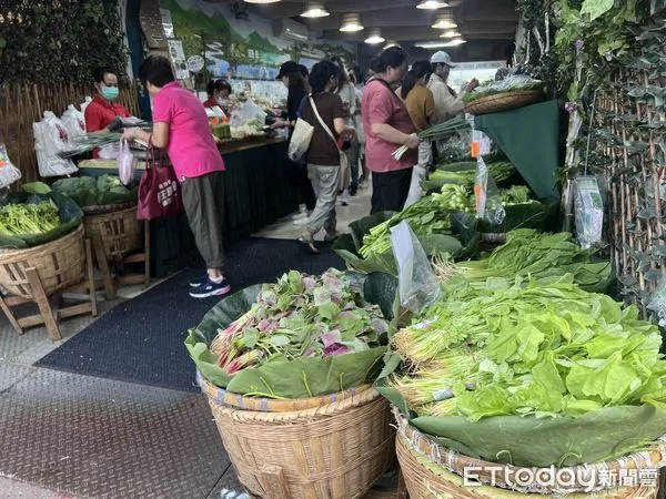 ▲颱風逼近，民眾一早到市場搶買蔬菜囤貨。（圖／記者楊惠琪攝）