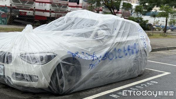 ▲▼        山陀兒進逼！路邊驚見「大塑膠袋打包車」     。（圖／記者吳奕靖攝）