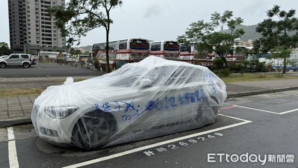 ▲▼        山陀兒進逼！路邊驚見「大塑膠袋打包車」     。（圖／記者吳奕靖攝）