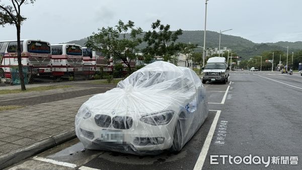 ▲▼        山陀兒進逼！路邊驚見「大塑膠袋打包車」     。（圖／記者吳奕靖攝）