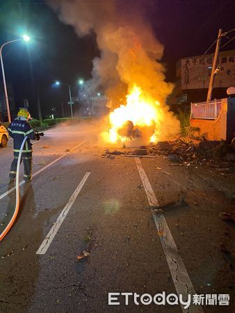 ▲死者案發時疑駕車自撞民宅，巨大撞擊力造成車起火，從監視器畫面可見肇事後一片火光。（圖／民眾提供，下同）