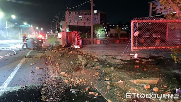 ▲死者案發時疑駕車自撞民宅，巨大撞擊力造成車起火，從監視器畫面可見肇事後一片火光。（圖／民眾提供，下同）